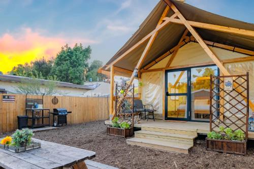 Bonita Autre | Urban Oasis Luxe Glamping with King Bed & BBQ