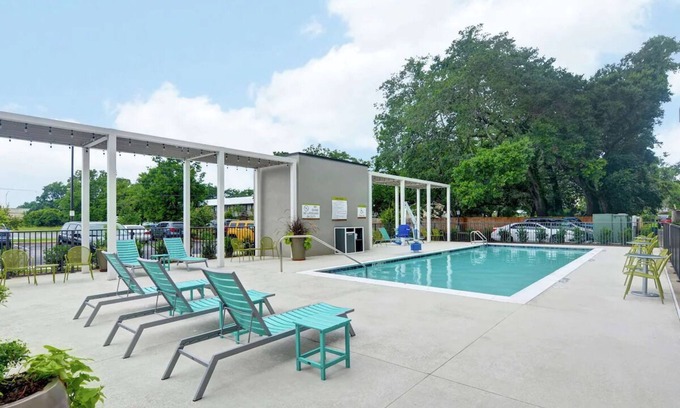 Ferry Pass Hôtel | Urban Oasis! Onsite Parking, Pets Allowed, Short Drive to Pensacola Beach