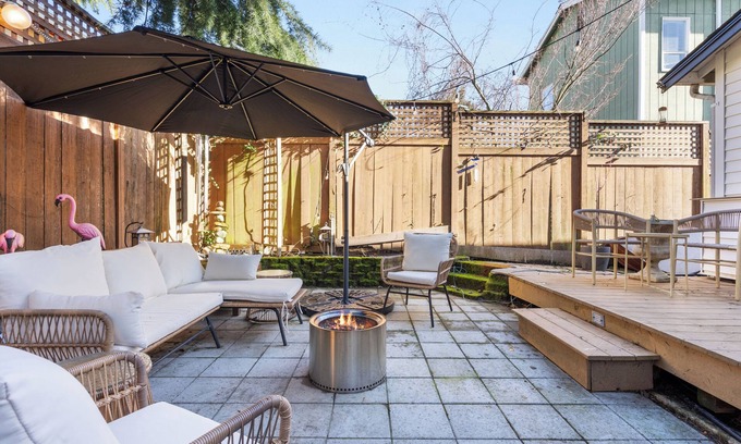 Minor Maison | Urban Oasis with Cedar Hot Tub
