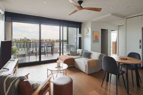 Brunswick East Appartement | Urban Rendezvous - Where Productivity Meets Play