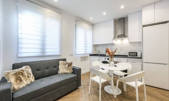 Bellas Vistas Appartement | Urban Tranquility in Madrid with Modern Comforts