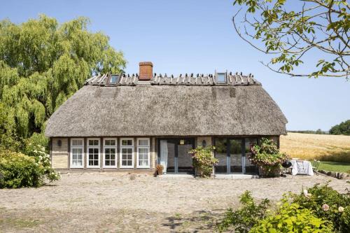 Pommerby Maison | Urgemütliche Reetdachkate mit großem Kamin und Sauna