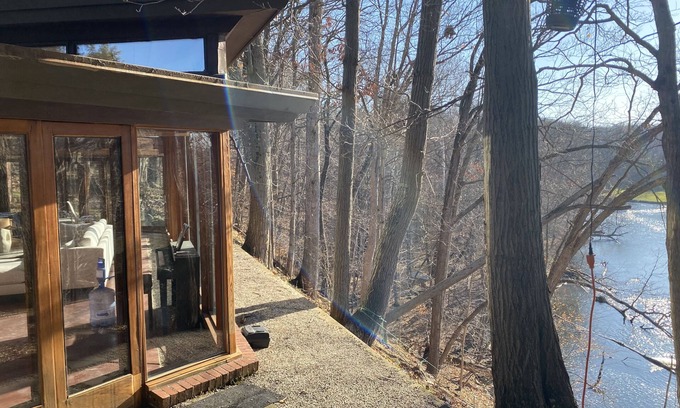 Alto Chalet De Ski | Usonian Frank Lloyd Wright Inspired River House on the Thornapple River