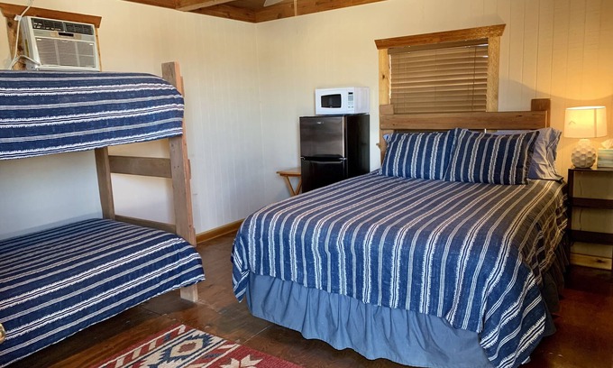 Dimmit County Cabine | Uvalde cabin. Comfortable quiet cabin 8 miles outside Carrizo Springs