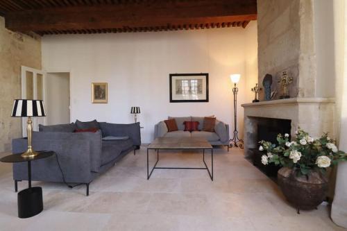 Uzes Appartement | Uzès Place aux Herbes Elégance Renaissance