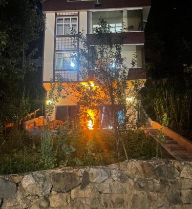 Caykara Appartement | UZUNGÖL Nehir kenarında Doğa içinde merkezi 3 yatak odalı Büyük SUİTE Daire