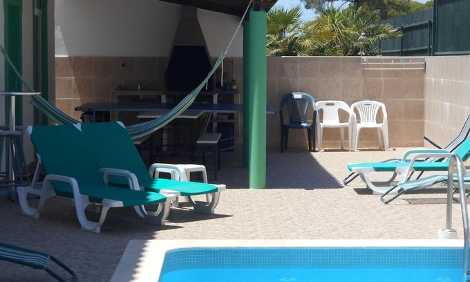 Gambelas Villa | V3-Faro a / c, w / piscine / barbecue / table de ping pong, Net / TV / plage, l'aéroport et l'hôpital