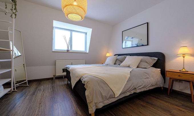 Neustadt an der Weinstrasse Appartement | Vacation apartment with sunny balcony & parking space