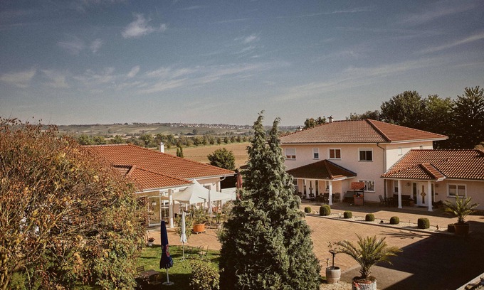 Mainz-Bingen Appartement | Vacation apartment at the Winzerhof with a view of the vineyards.