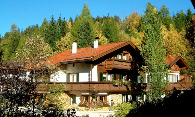 Mittenwald Appartement | Comfortable, lovingly furnished 1-room apartment with mountain view