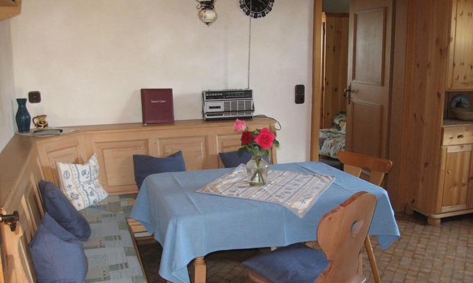 Brannenburg Appartement | Ferienwohnung (42qm), Schlafzimmer, Du/Bad/WC, Wohnküche, Eckbank, SAT-TV