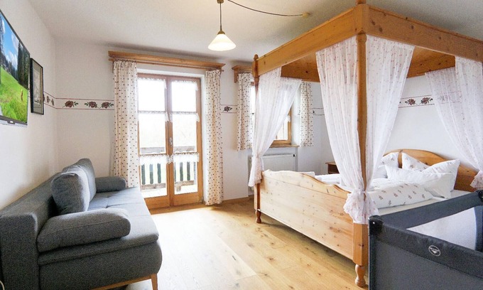 Segeten Appartement | Vacation apartment "Hochzeitszimmer" with balcony and view over the beautiful low mountain range