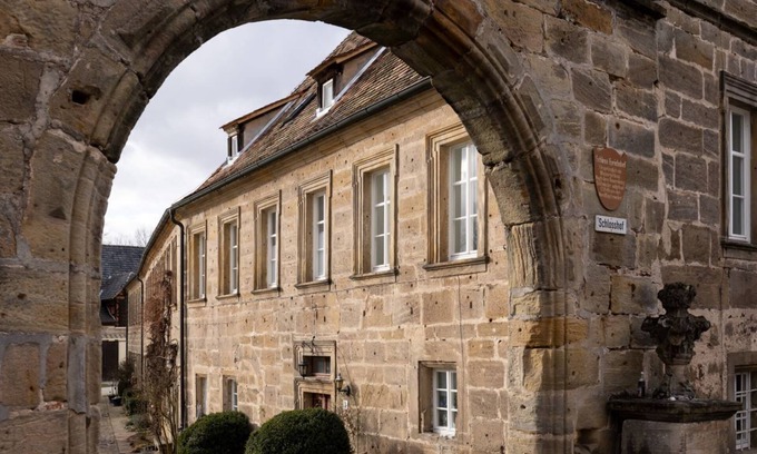 Ebern Appartement | Vacation apartment Dekanshaus in Eyrichshof Castle (63sqm) with two double rooms