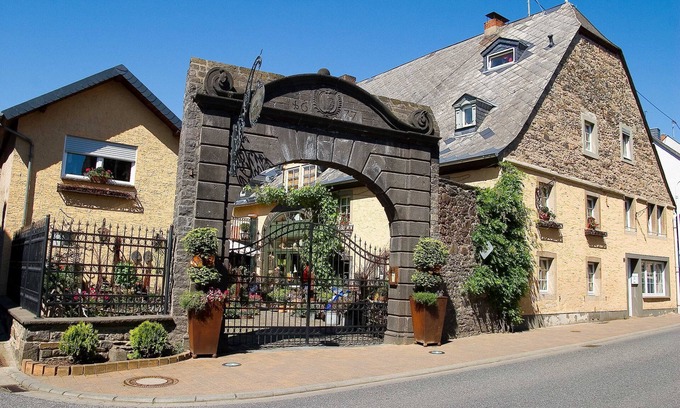 Nickenich Appartement | Apartment / hiking / sightseeing