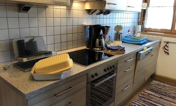 Langweid Appartement | Himmel+Berge-Ferienwohnung, 65 qm, 2 Schlafzimmer, Wohnzimmer mit Schlafcouch, Eßecke, Küchenzeile, Dusche, WC, Balkon