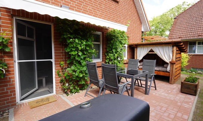 Serrahn Appartement | Vacation apartment "Kranich" on Lake Krakow with terrace and playroom