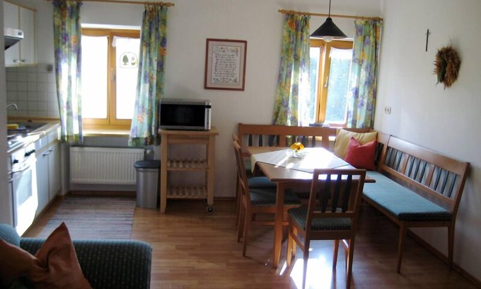 Neuoetting Appartement | Ferienwohnung "Oberdirn" 65 qm, bis 6 Personen, 2 Schlafräume mit 1 Doppel- und 1 Etagenbett, TV, W-Lan, Nichtraucher