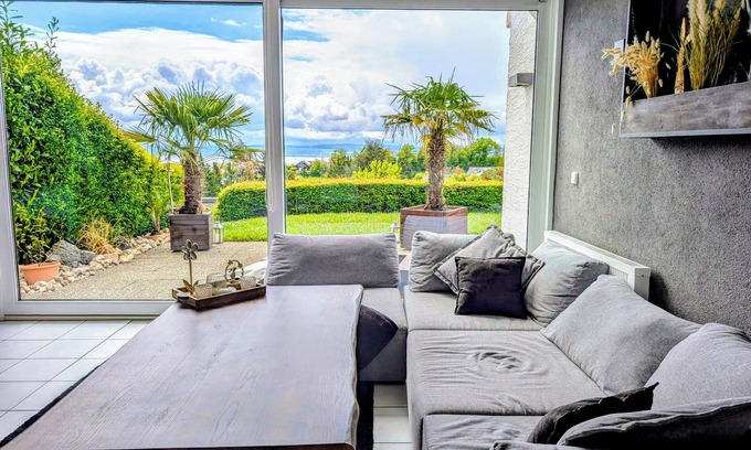 Daisendorf Appartement | Vacation apartment with a view of Lake Constance under palm trees