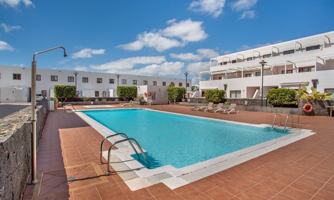 Costa Teguise Appartement | Vacances 'Casa Rosa' avec vue sur la mer, piscine partagée et Wi-Fi