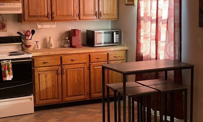 Hardy Appartement | Vacation Condo #5 2BR with full kitchen, walk to river and shops, pets welcome