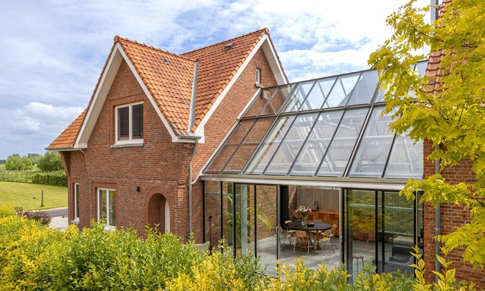 Hoogeinde Maison | Vacation home with conservatory in beautiful fruit region and yet close to cultural cities.