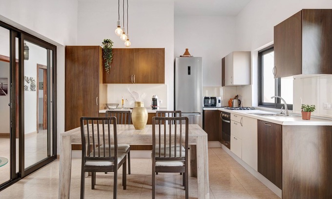 Soo Maison | Vacation Home 'Casa Itziar Soo' with Private Terrace and Wi-Fi
