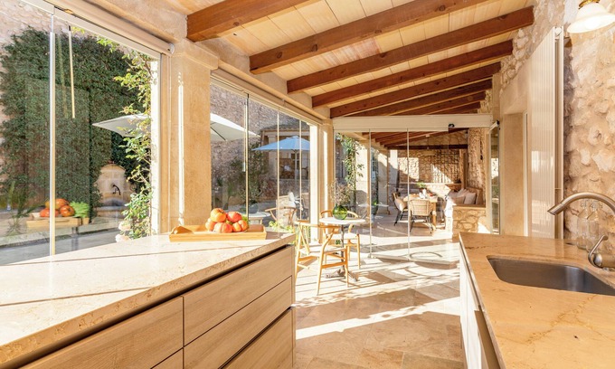 Viladellops Maison | Casa de vacaciones "Casa De Piedra" con vistas a la montaña, piscina privada y Wi-Fi