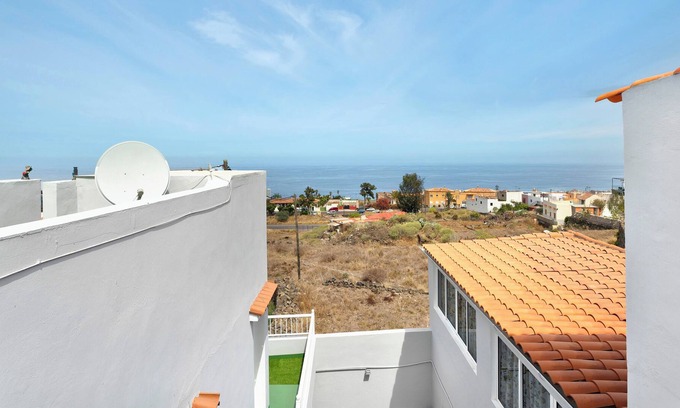 Las Arenas Maison | Vacation Home "Casa Burgado" with Sea View, Private Terrace & Wi-Fi
