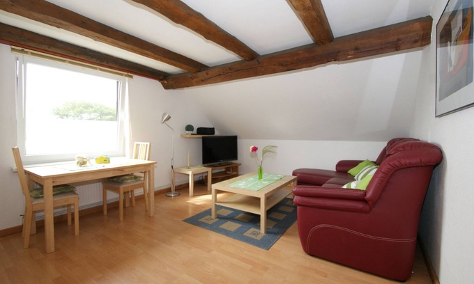 Eckwarden Appartement | Vacation home Herter, WiFi, gr. Garden, play equipment, lounger / play area, barbecue, animals