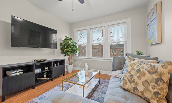 Linden Maison | Vacation Home Sleeps 10 w/ Game Lounge · 5 mins walk to NYC/EWR Train