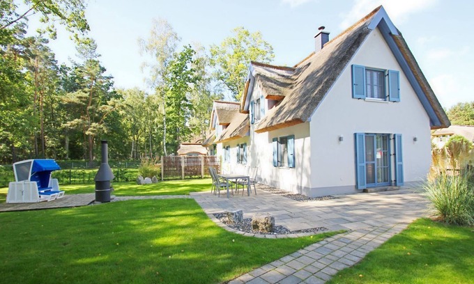 Glowe Maison | Holiday home Stranddistel - close to the beach, thatched roof, with garden, sauna, dog-friendly - holiday home