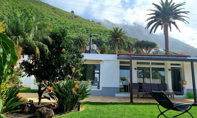 Los Gomez Maison | Vacation home with sea view, tropical garden and pool