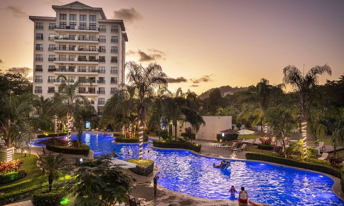 Barrio Santa Lucia Copropriété | Magnifique Condo, à Distance de Marche de la Plage, au Centre-ville de Jaco