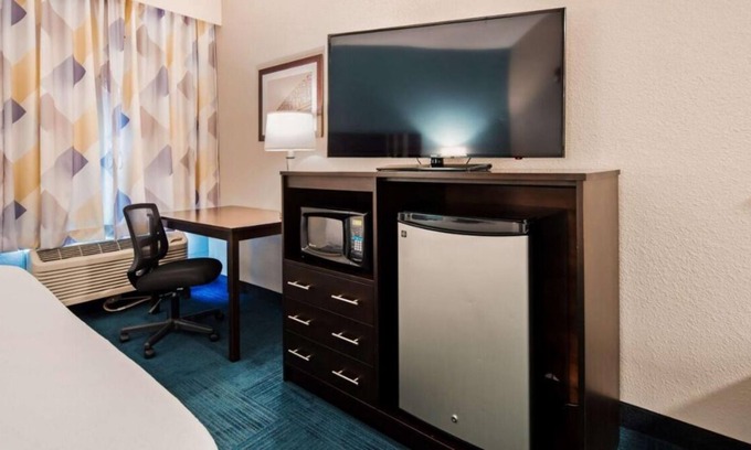 Blaine Maison | Vacation is Calling! Free Breakfast, Free Parking, Indoor Pool, Close to Oglebay