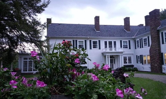 Gilbertsville Maison | Vacances comme Gatsby sur ce domaine historique de conte de fées de 500 acres