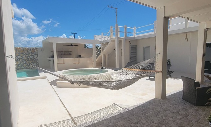 Chelem Maison | Vacation Oasis 90 sec to beach, with pool, sitting pool, BBQ area & outdoor Bar