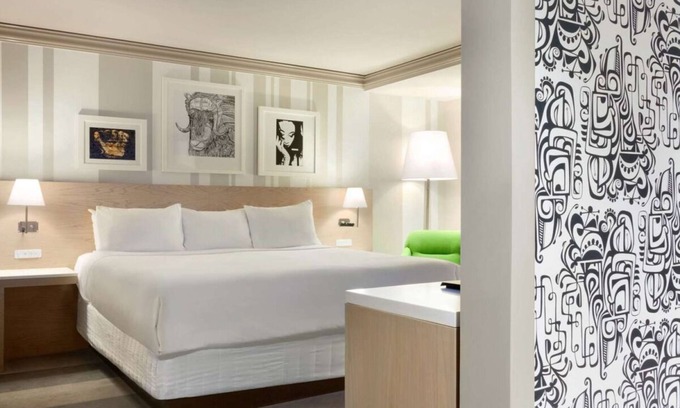 Downtown West Hôtel | Vacation Starts Here! Near St. Anthony Falls and Minneapolis Institute of Arts