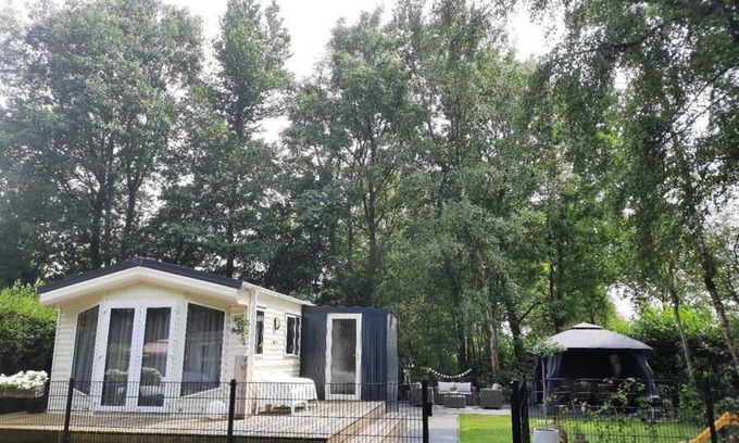 Sumar Chalet De Ski | Vakantieoord Chalet With Veranda, Located in Friesland, Camping on the Lake
