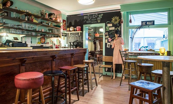 Mol Maison | Vakantiewoning in Mol centrum met eigen bar "CasaCuriosa"