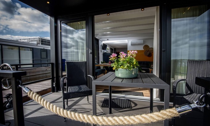 Offingawier Location De Bateaux | Vakantiewoonboot De Waterparel Direct aan Sneekermeer