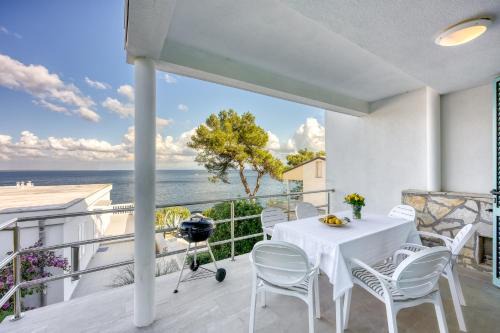 Veli Losinj Appartement | Valdarke Seaside Apartment - Happy Rentals