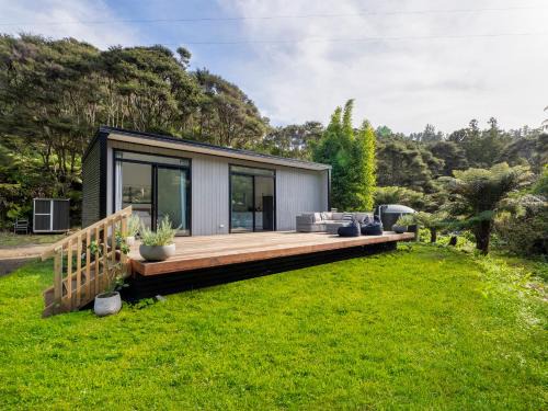 Kuaotunu Maison | Valley Hideaway - Kūaotunu Holiday Cabin