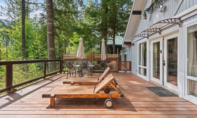Maple Falls Cabine | Valley View Cabin: Cozy 2BR Retreat Near Hiking & Skiing, No Pets Allowed