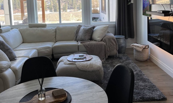 Central Okanagan Maison | Valleyview 2 Bedroom with Hot Tub and Games Room