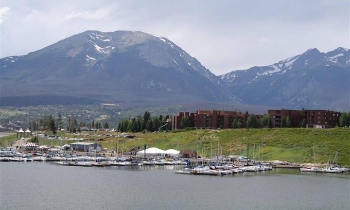 Dillon Copropriété | Condo à prix abordable avec vue sur le lac et la montagne, navette de ski gratuite
