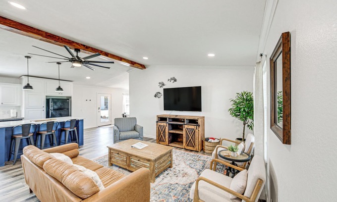 Van Maison | Van Vacation Retreat w/ Private 300-Acre Lake!