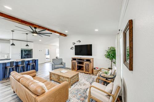 Van Maison | Van Vacation Retreat with Private 300-Acre Lake!