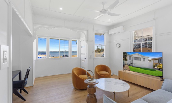 Clontarf Maison | Vandy Beach House. Cosy with direct water views.