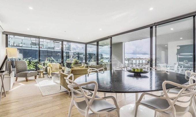 Abbotsford Copropriété | Luxury 3BR Riverside Sub-Penthouse w Huge Balcony