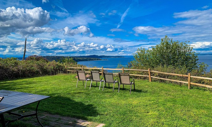 South Colby Maison | Vashon Island Home with Breathtaking views, central A/C, Gas grill, & WIFI
